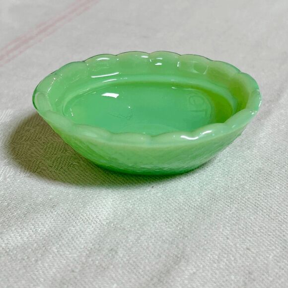 Vintage Jadeite Glass Chick Salt on Nest - Picture 6 of 6